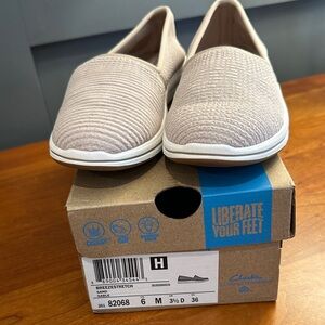 Clarks Cloudsteppers Light Beige Slip-On Shoes Size 6 New In Box
